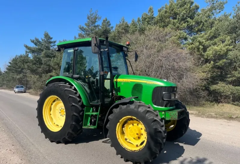 John Deere 5620
